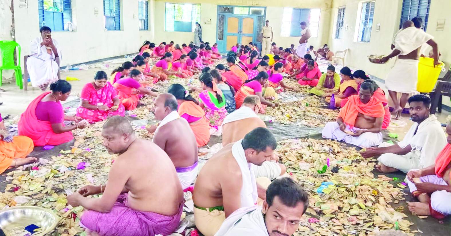 హుండీని లెక్కిస్తున్న సిబ్బంది