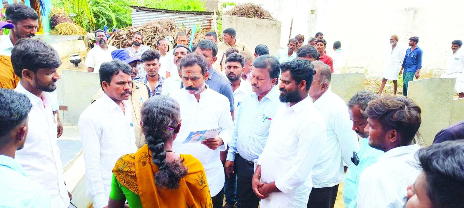 ప్రజలతో మాట్లాడుతున్న ప్రదీప్‌ రెడ్డి