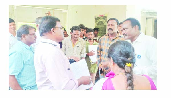 హాస్టల్‌ను మార్చొద్దని దళిత సంఘాల వినతి