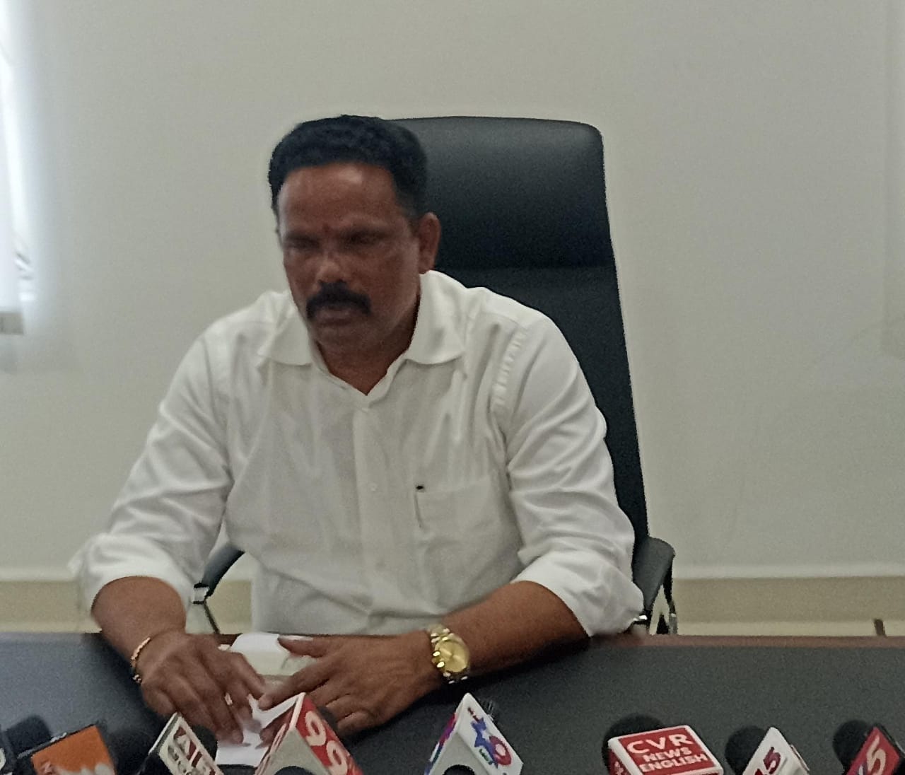 గ్రావెల్‌ అమ్ముకుంటూనే బెదిరింపులు