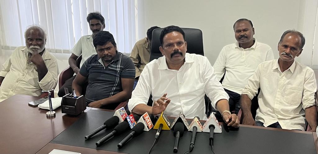 15 ఏళ్లలో ఎంఎల్‌ఎ ఏం చేశారో చెప్పాలి
