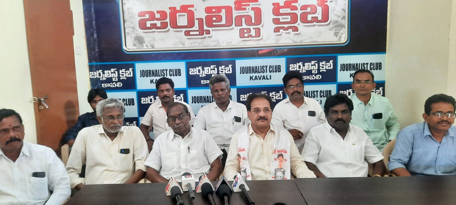 ప్రజా సమస్యలపై మాట్లాడితే కేసులు
