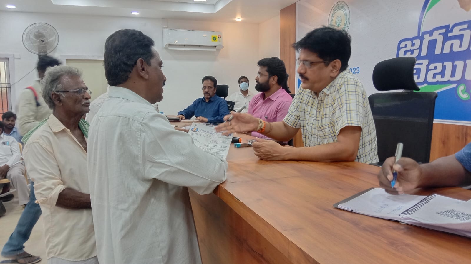 గ్రావెల్‌ దోపిడీదారులను అరెస్టుచేయాలి