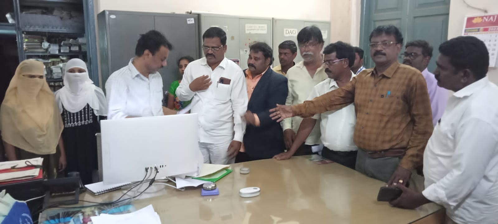 బాధితురాలిని ప్రభుత్వం ఆదుకోవాలి