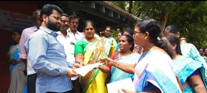 అసెంబ్లీలో అంగన్‌వాడీల సమస్యలను చర్చించాలి