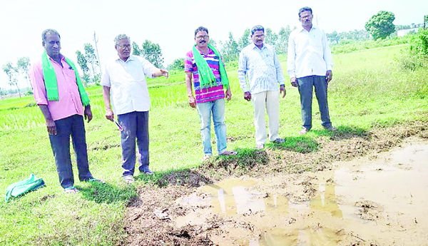 వర్షాభావంతో నష్టపోయిన రైతులను ఆదుకోవాలి