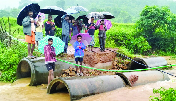 జల దిగ్బంధనంలో గ్రామాలు