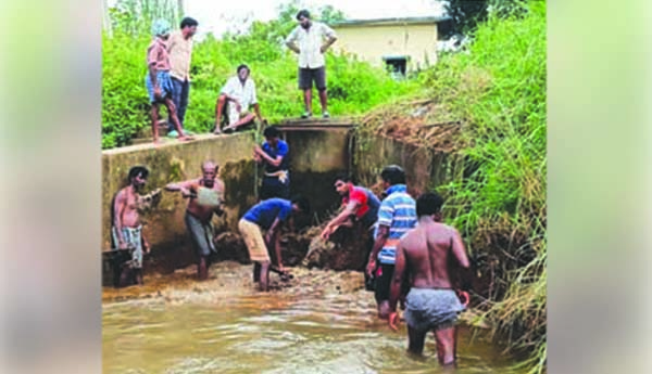 శ్రమదానంతో మరమ్మతు పనులు