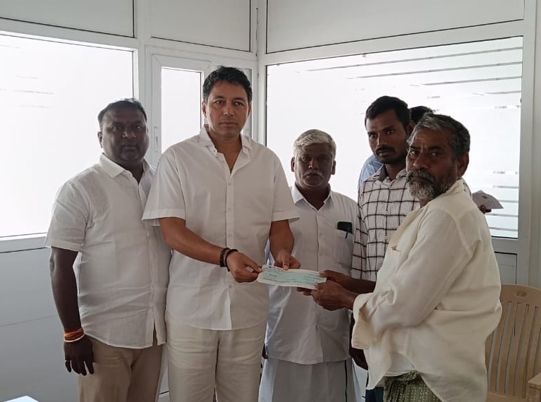 సిఎంఆర్‌ఎఫ్‌ చెక్కు అందజేత