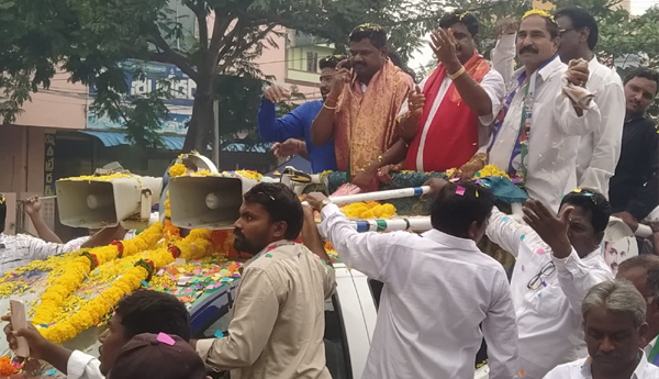 A-warm-welcome-to-Meka-Seshubabu-in-Palakollu