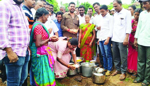 రహదారుల నిర్మాణానికి నిధుల మంజూరు