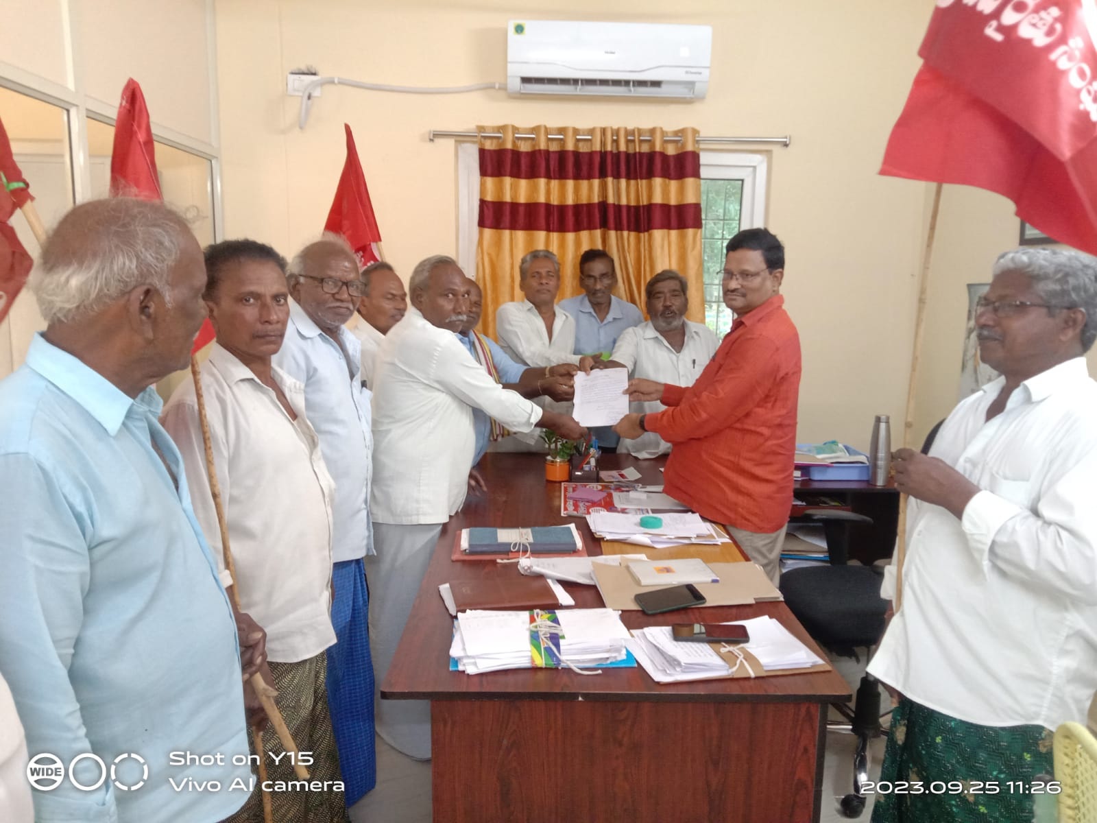 పైర్లేయక రైతులు.. పనుల్లేక కూలీలు..