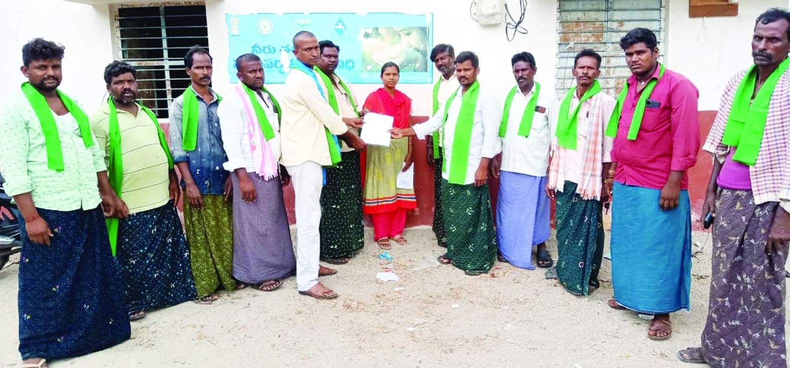 వినతిపత్రం అందజేస్తున్న నాయకులు