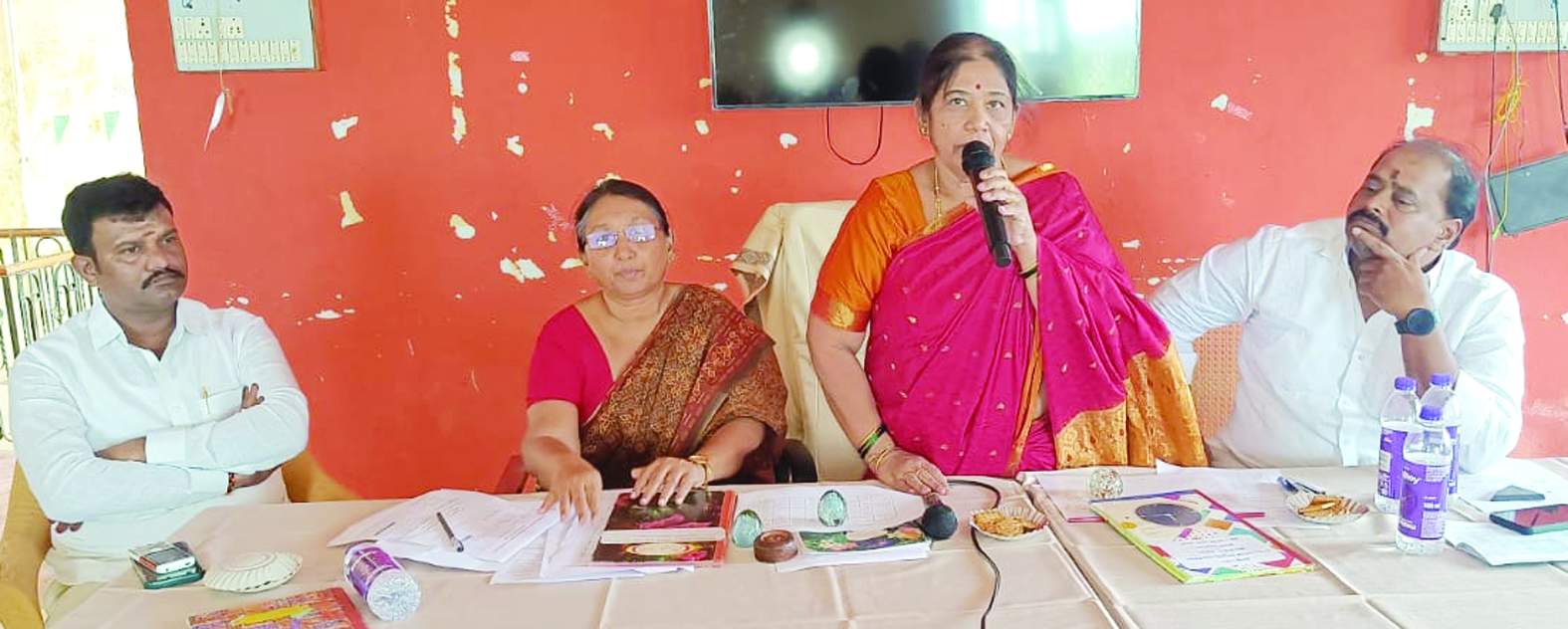 సమావేశంలో మాట్లాడుతున్న ఎంపిపి గిరిజమ్మ