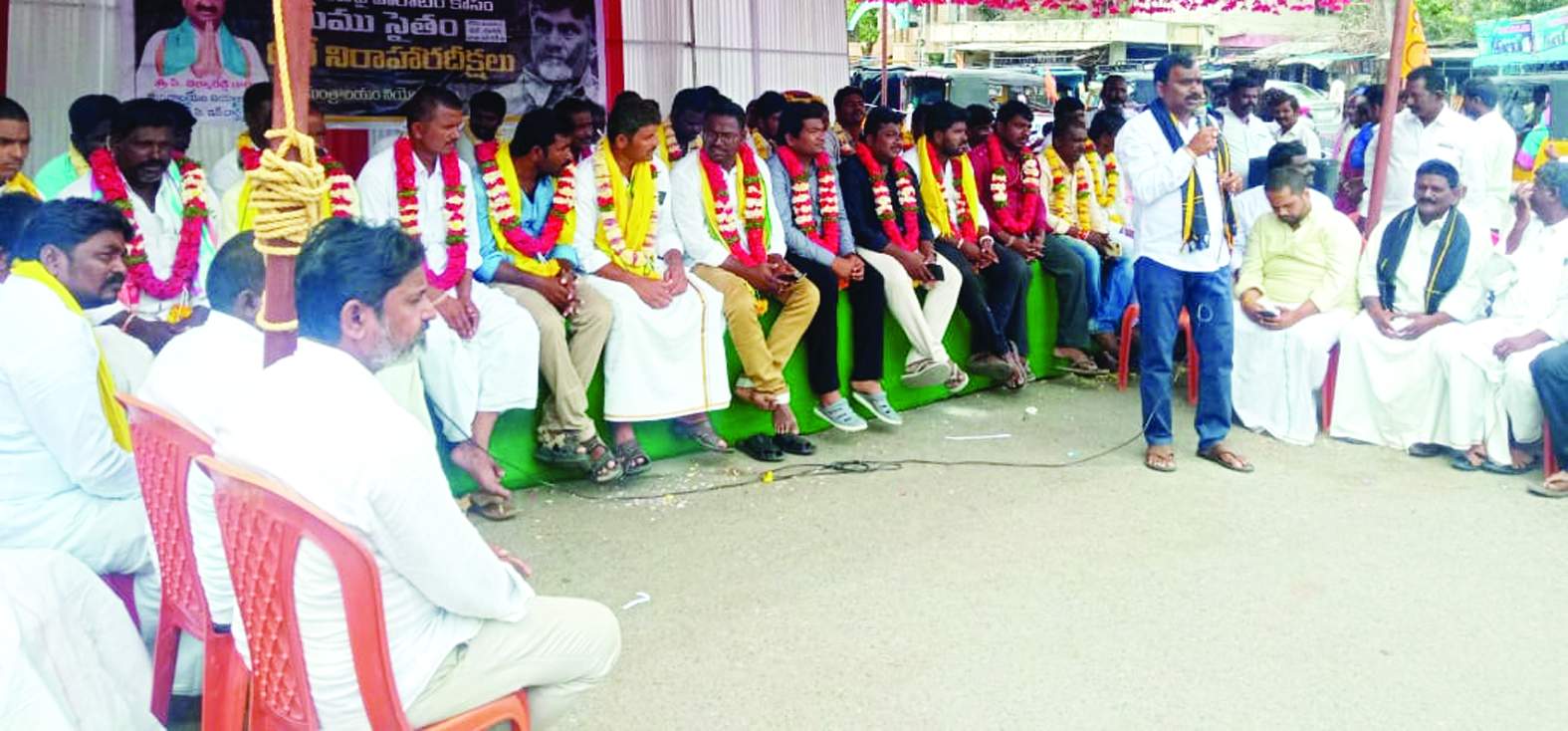 దీక్షలనుద్దేశించి మాట్లాడుతున్న శ్రీనివాస్‌ రెడ్డి