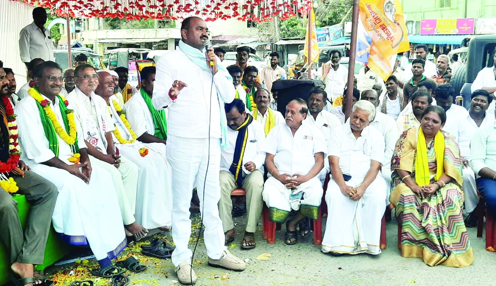 దీక్షలనుద్దేశించి మాట్లాడుతున్న తిక్కారెడ్డి