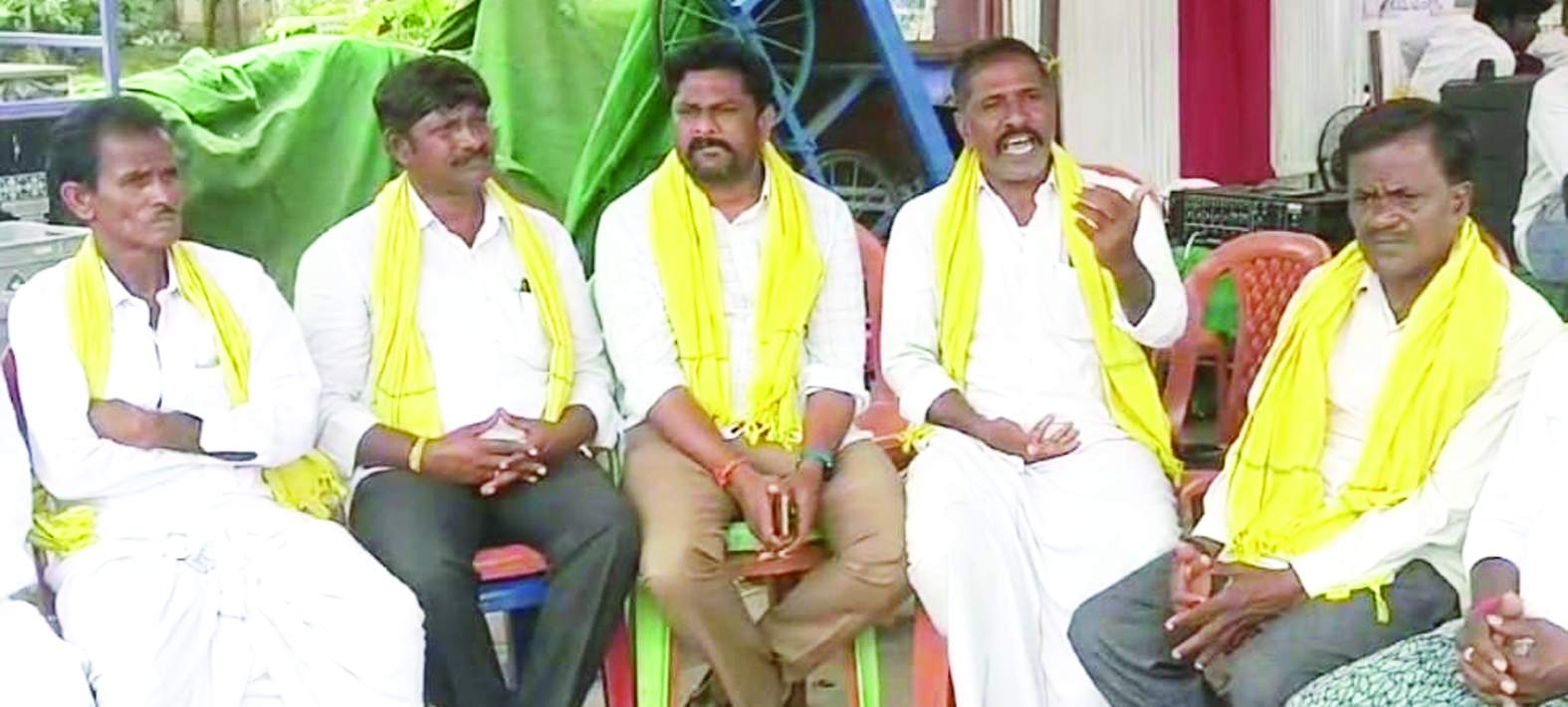 సమావేశంలో మాట్లాడుతున్న నాయకులు