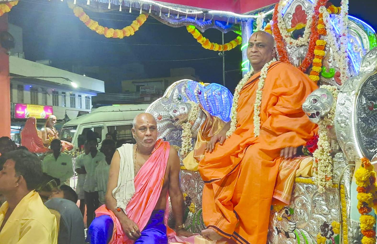 ప్రత్యేక వాహనంలో ఊరేగుతున్న పీఠాధిపతులు