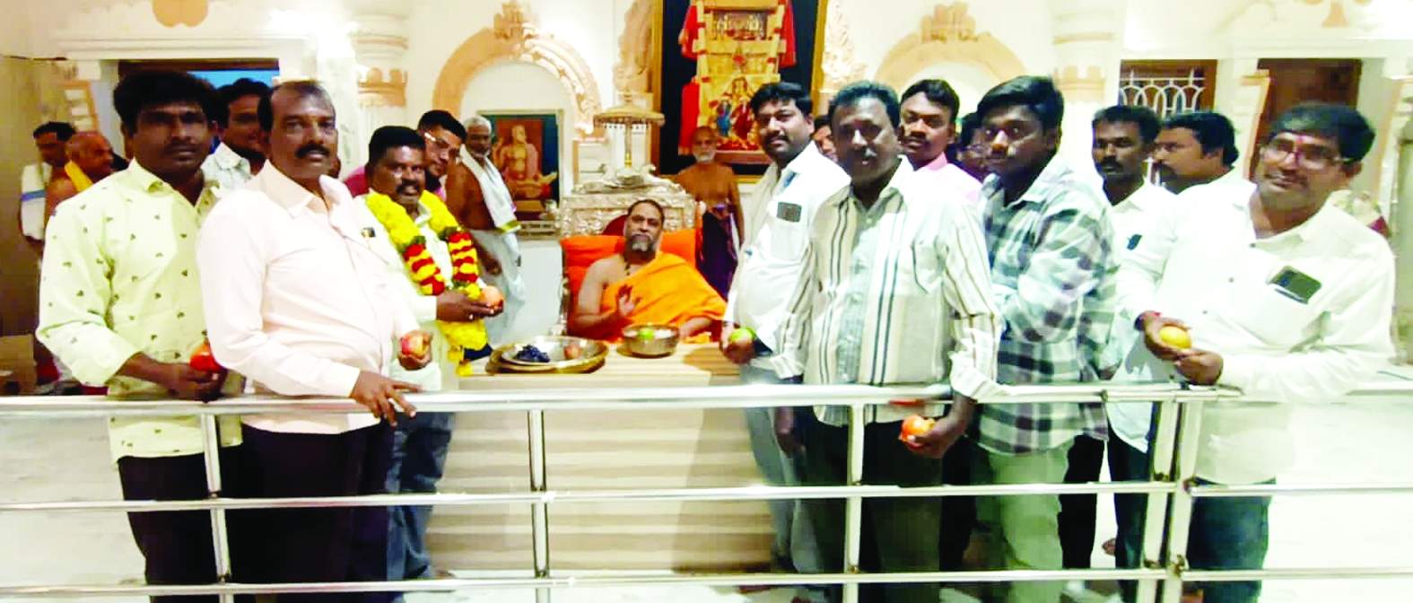 పీఠాధిపతులు శ్రీసుభుదేంధ్రతీర్థులును కలిసిన జర్నలిస్టులు