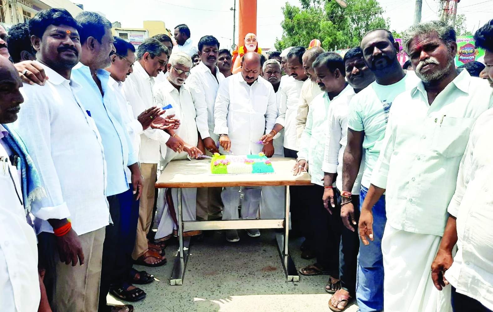 కేక్‌ కట్‌ చేస్తున్న భీమిరెడ్డి