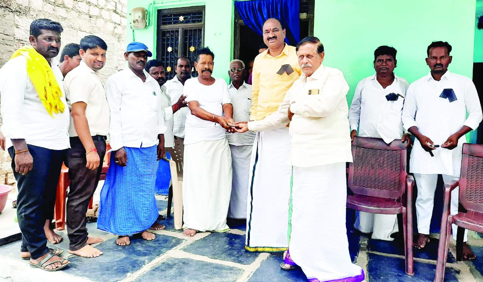 ఆర్థికసాయం అందజేస్తున్న తిక్కారెడ్డి