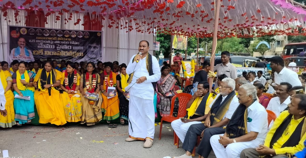 నిరాహారదీక్షలో మాట్లాడుతున్న టిడిపి నియోజకవర్గ ఇన్చార్జ్‌ పాలకుర్తి తిక్కారెడ్డి 
