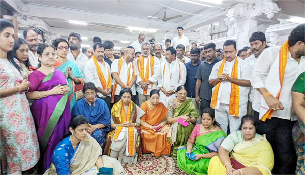 Nara-Bhuvaneshwari-visited-Annavaram-Satyanarayana-Swamy