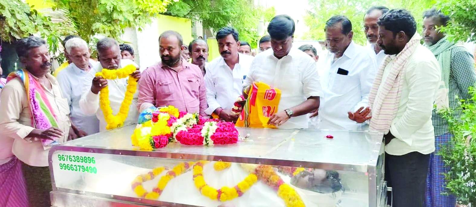 నివాళులర్పిస్తున్న మాజీ ఎమ్మెల్యే బీవీ