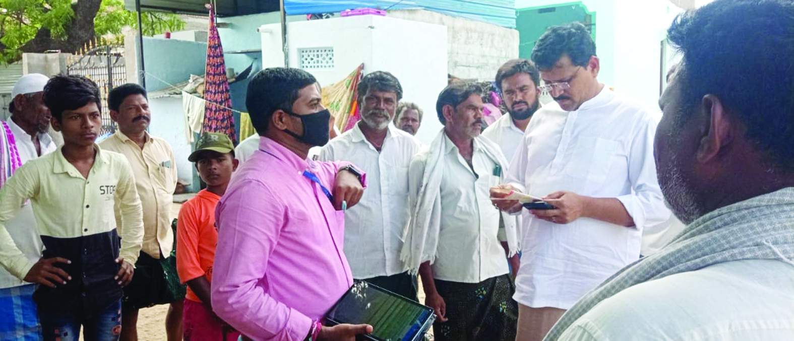 అధికారిని ప్రశ్నిస్తున్న మాధవ రావు దేశాయి