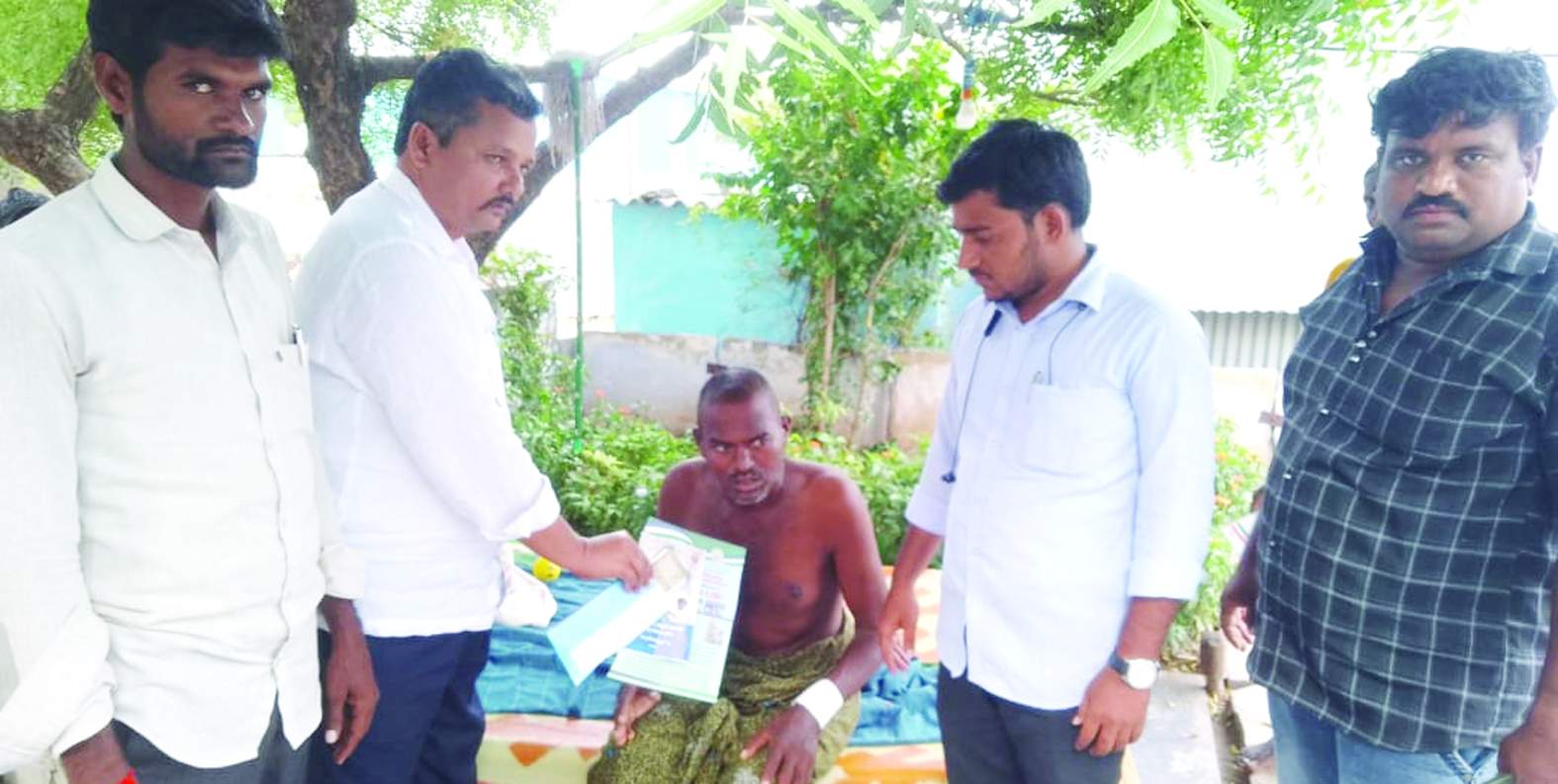 పింఛన్లను అందజేస్తున్న సర్పంచి విరుపాక్షి రెడ్డి