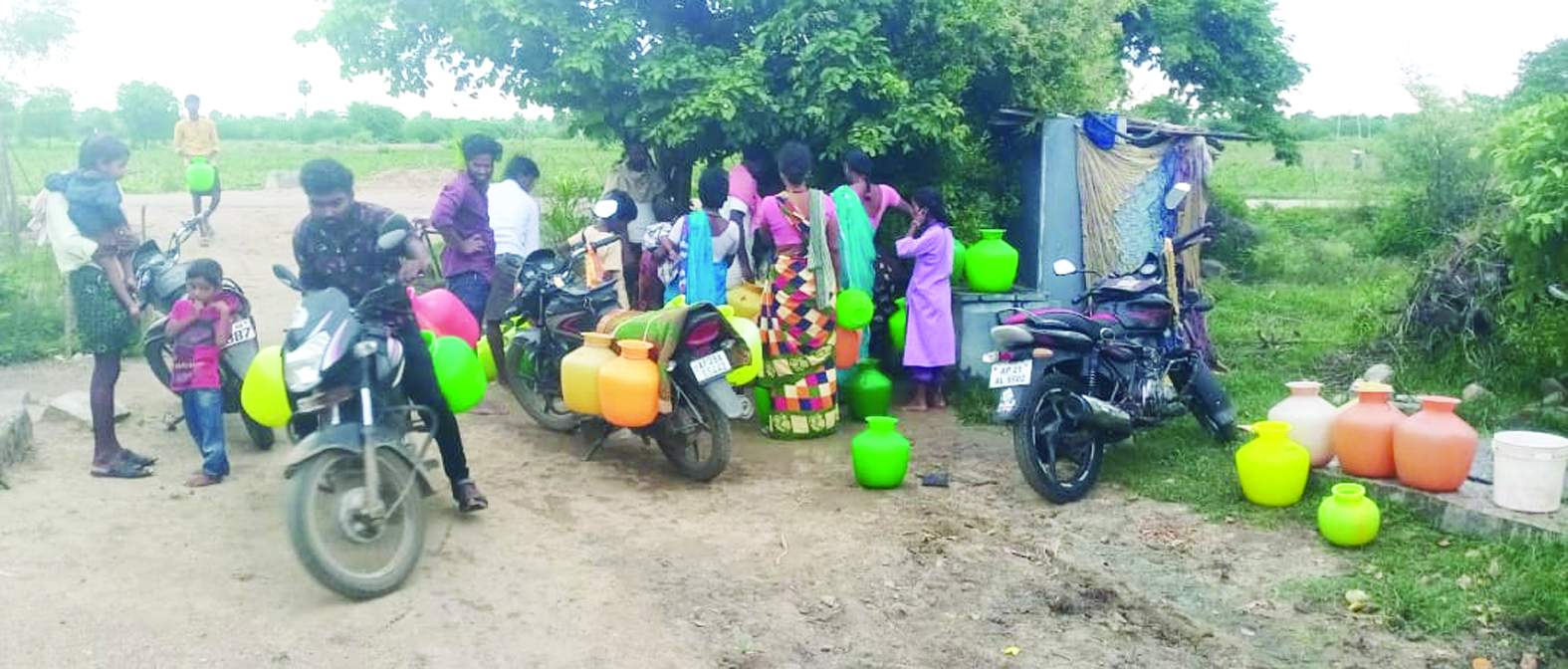 తాగునీటిని నింపుకునేందుకు వేచి ఉన్న ప్రజలు