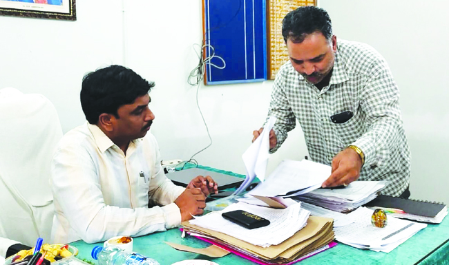 తహశీల్దార్‌ కార్యాలయంలో కలెక్టర్‌ తనిఖీ