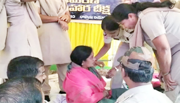 Ex-Minister-Paritala-Sunitha-Deeksha-Bhagnam