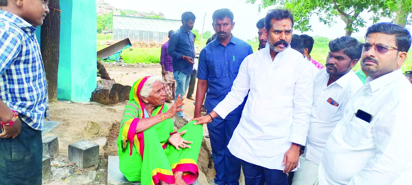 వృద్ధురాలితో మాట్లాడుతున్న ప్రదీప్‌ రెడ్డి