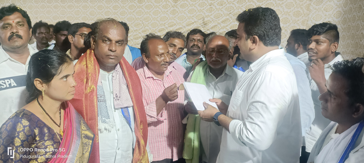 ఎమ్మెల్యేకు భవన నిర్మాణ కార్మికుల వినతి