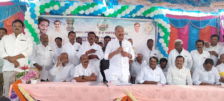 కార్యక్రమంలో దళిత సర్పంచ్‌ను కుర్చీ లేకుండా వెనుకవైపు నిలబెట్టిన దృశ్యం 