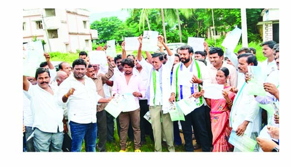 రచ్చకెక్కిన గ్రూపులగోల