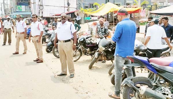 వాహనాలకు స్పష్టమైన నెంబర్లు ప్లేట్లు ఉండాలి