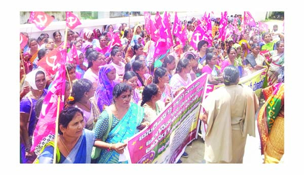 భగ్గుమన్న అంగన్వాడీలు