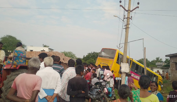 private-bus-accident-in-karamchedu