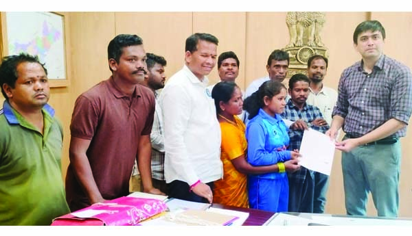 క్రికెటర్‌ రవణిని ప్రోత్సహిస్తాం