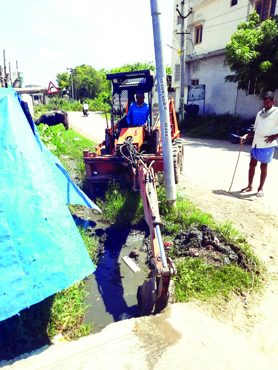 రొంపిచర్లలో పారిశుద్ధ్య పనులు