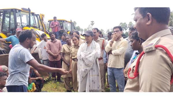 సొమ్మసిల్లి పడిపోయిన మహిళ