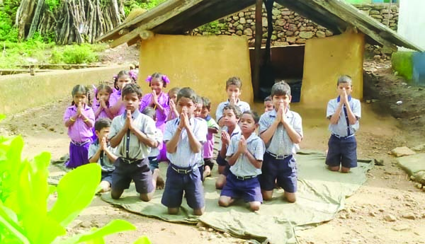 విద్యార్థుల వినూత్న నిరసన