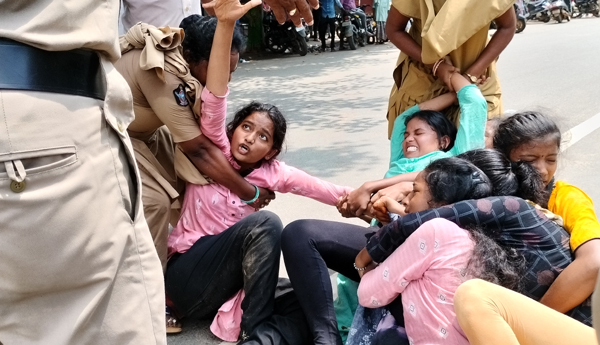  ఎస్‌ఎఫ్‌ఐ నాయకులపై పోలీసుల దాష్టీకం