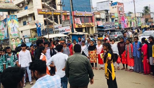 మెస్‌ఛార్జీలు పెంచాలని మానవహారం