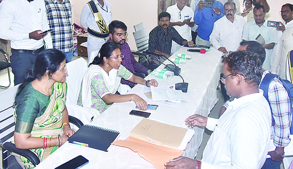 ప్రజల సంతృప్తే లక్ష్యంగా వినతుల పరిష్కారం