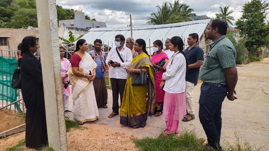 గ్రామస్తులతో మాట్లాడుతున్న డీఎంఅండ్‌ హెచ్‌ఓ