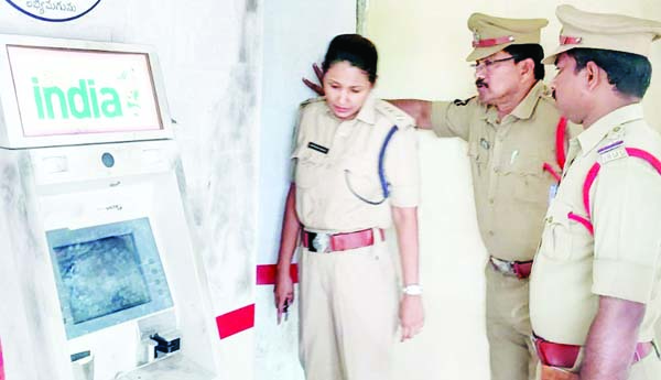 చోరీకి గురైన ఎటిఎం కేంద్రాల్లో ఎస్‌పి పరిశీలన