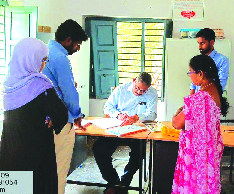సచివాలయాల్లో తనిఖీలు